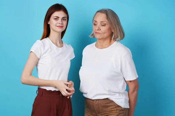 Junge Frau Mit Ihrer Mutter Atelier Auf Blauem Hintergrund — Stockfoto