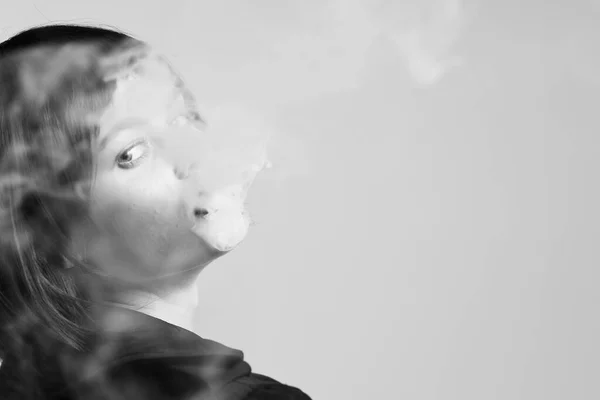 Jovem Mulher Bonita Fumando Estúdio Fotografia Moda — Fotografia de Stock