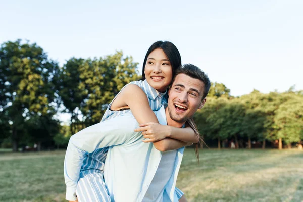 Young Couple Having Fun Park — Stock Photo, Image