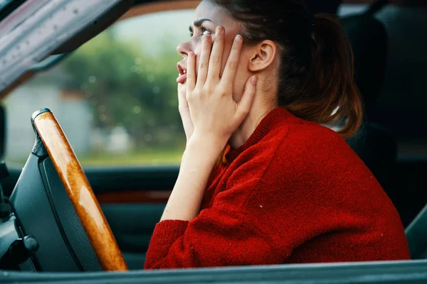 Jovem Bela Mulher Emocional Motorista Carro — Fotografia de Stock