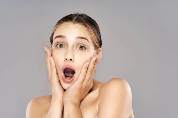 Joven Hermosa Mujer Sorprende Sobre Fondo Gris — Foto de Stock