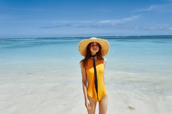 Jeune Belle Femme Relaxante Sur Plage — Photo