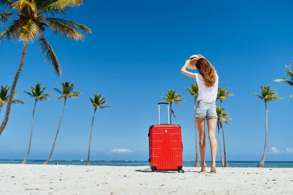 Mujer Joven Con Maleta Roja Playa —  Fotos de Stock