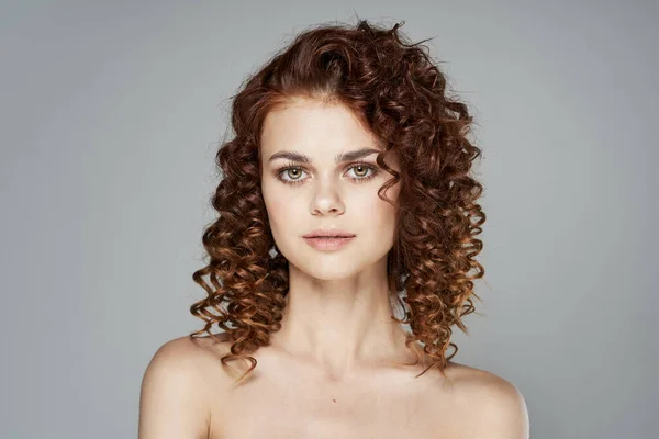 Retrato Jovem Mulher Bonita Com Cabelo Encaracolado Estúdio — Fotografia de Stock