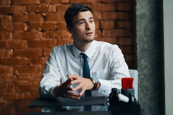 Jungunternehmer Sitzt Büro — Stockfoto