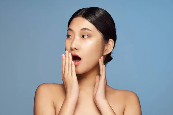 Retrato Joven Hermosa Mujer Asiática Sorprendido Aislado — Foto de Stock