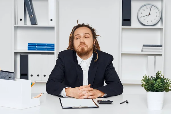 若い疲れたビジネスマンがオフィスに座っている — ストック写真
