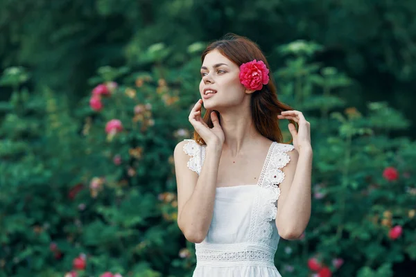 Junge Frau Mit Rosenblüte Garten — Stockfoto