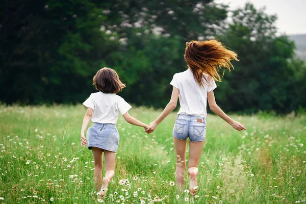 Jonge Moeder Haar Dochter Hebben Plezier Kamille Veld — Stockfoto