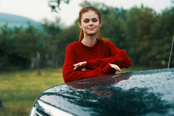 Νεαρή Όμορφη Γυναίκα Οδηγός Ποζάρουν Κοντά Στο Αυτοκίνητο — Φωτογραφία Αρχείου