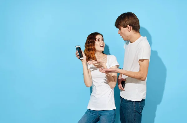 Joven Hombre Mujer Con Smartphones Estudio —  Fotos de Stock