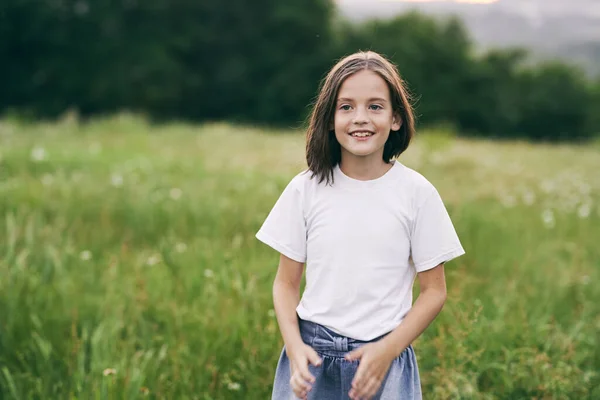Gadis Manis Muda Bersenang Senang Padang Rumput — Stok Foto