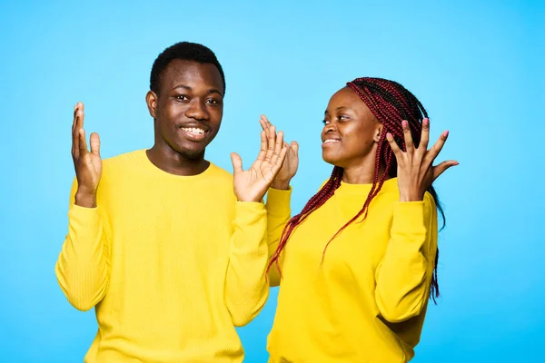 Jovem Belo Casal Posando Estúdio Fundo Azul — Fotografia de Stock