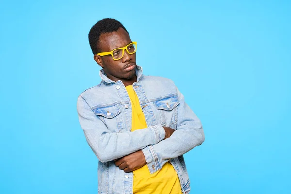 Joven Hombre Guapo Posando Estudio Aislado Sobre Fondo Azul — Foto de Stock