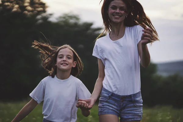 Young Mother Her Daughter Having Fun Camomile Field — Stock Photo, Image