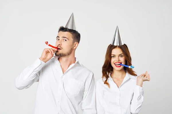 Retrato Pareja Joven Bella Celebrando Nuevo Año Los Sombreros Fiesta — Foto de Stock