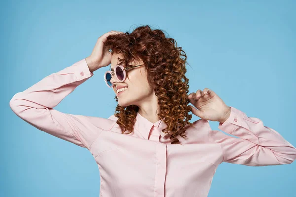 Junge Schöne Frau Mit Sonnenbrille — Stockfoto