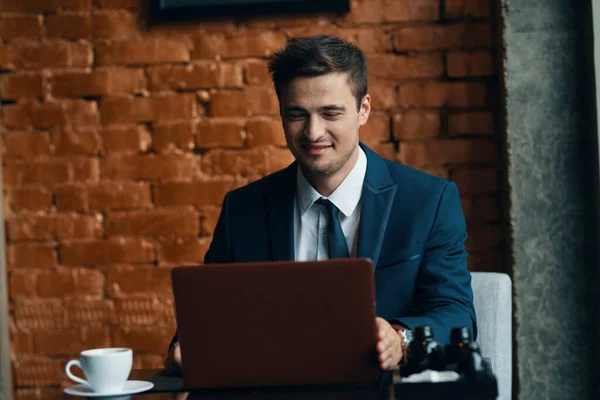 Jovem Feliz Sorrindo Empresário Com Laptop Escritório — Fotografia de Stock