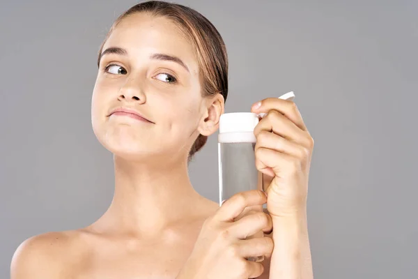 Jeune Belle Femme Avec Des Produits Beauté Plan Studio — Photo