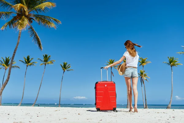 Mujer Joven Con Maleta Roja Playa — Foto de Stock