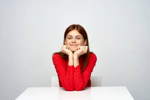 Junge Geschäftsfrau Sitzt Schreibtisch Büro — Stockfoto