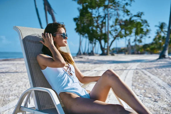 Giovane Bella Donna Che Rilassa Sul Lettino Sulla Spiaggia — Foto Stock