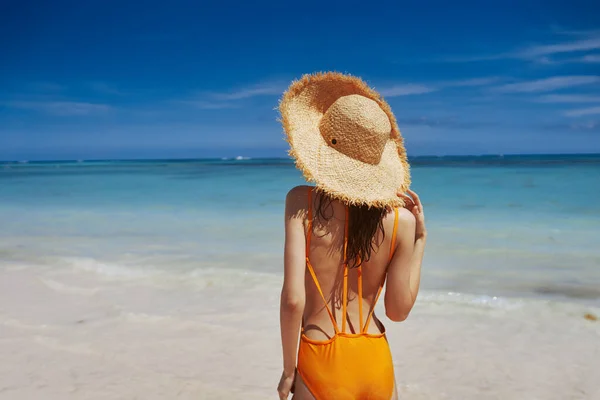 Ung Vacker Kvinna Avkopplande Stranden — Stockfoto