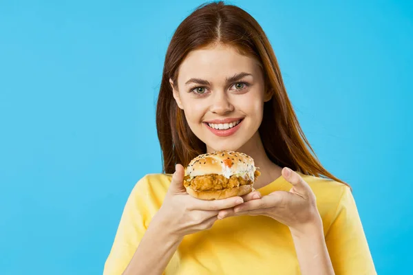 Joven Mujer Hermosa Con Hambyrger Captura Estudio — Foto de Stock