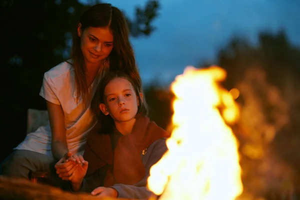 Χαριτωμένο Όμορφο Κορίτσι Και Γυναίκα Κάθεται Κοντά Στη Φωτιά Νύχτα — Φωτογραφία Αρχείου