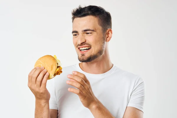 Jovem Com Hambúrguer Estúdio — Fotografia de Stock