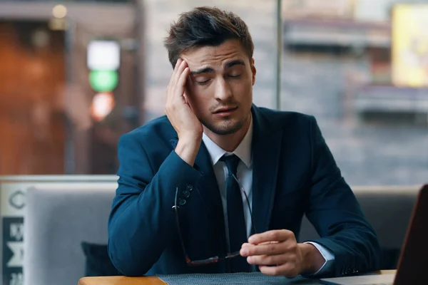 Joven Hombre Negocios Guapo Sentado Cafetería Con Dolor Cabeza — Foto de Stock