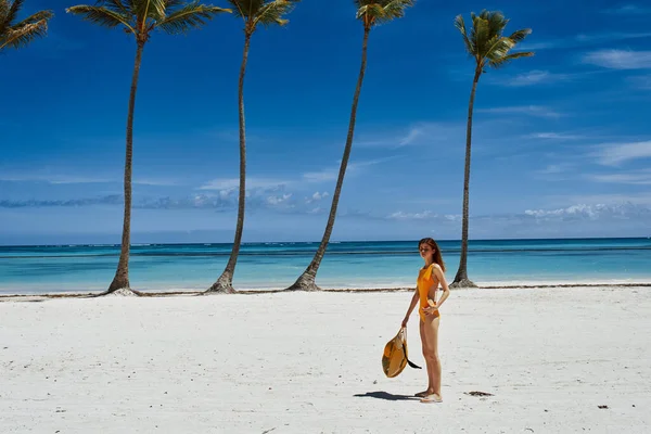 Joven Hermosa Mujer Relajándose Playa —  Fotos de Stock