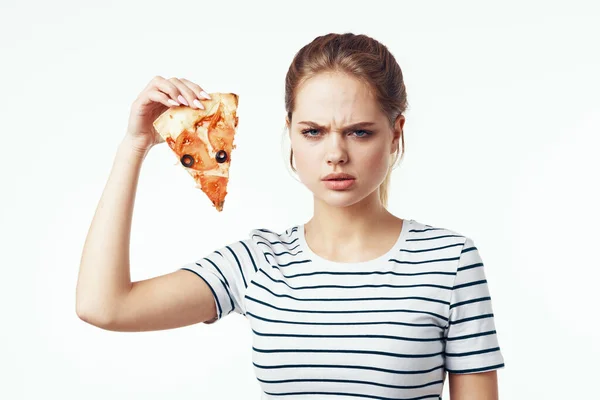 Verdutzte Frau Hält Pizza Scheibe Auf Isoliertem Hintergrund — Stockfoto