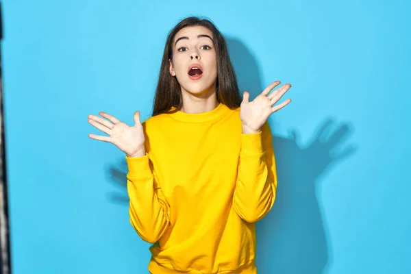 Jovem Bela Mulher Confundida Estúdio Isolado Fundo Azul — Fotografia de Stock