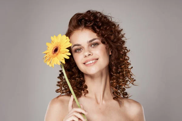 Mujer Joven Con Flor Posando Estudio — Foto de Stock