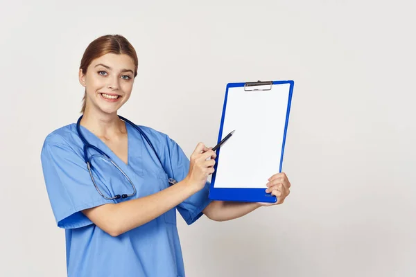 Médico Jovem Com Documento Isolado Fundo Branco — Fotografia de Stock