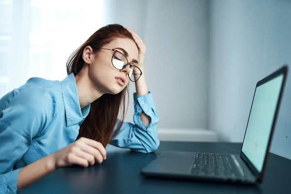 Jovem Bela Mulher Negócios Cansada Trabalhando Com Laptop Mesa — Fotografia de Stock