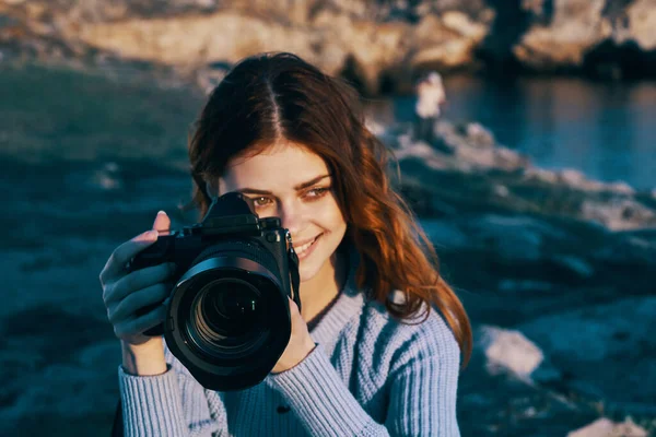 Dışarıda Kamerası Olan Genç Güzel Bir Kadın — Stok fotoğraf