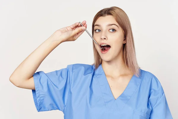 Enfermera Joven Sosteniendo Herramienta Espejo Dental Captura Estudio —  Fotos de Stock