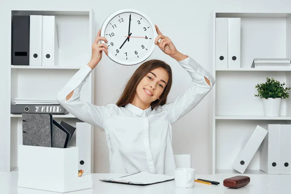 Junge Geschäftsfrau Sitzt Mit Uhr Schreibtisch Büro — Stockfoto