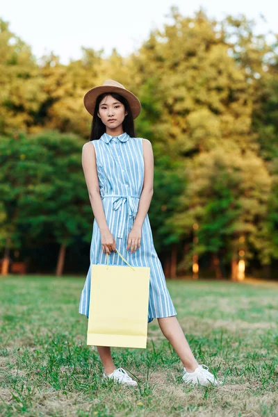 Ung Asiatisk Kvinna Med Papperspåsar Parken — Stockfoto