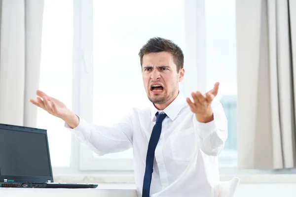 Junger Wütender Geschäftsmann Arbeitet Mit Laptop Büro — Stockfoto