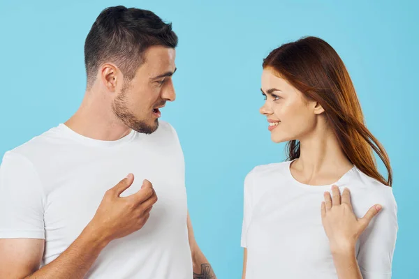 Young Beautiful Couple Posing Studio Isolated Background — Stockfoto