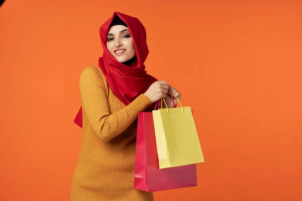 Jonge Arabische Vrouw Met Boodschappentassen Studio — Stockfoto