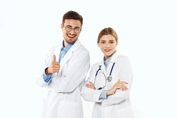 Νεαρός Γιατρός Τον Αντίχειρα Επάνω Και Νοσοκόμα Στο Στούντιο Απομονωμένο — Φωτογραφία Αρχείου