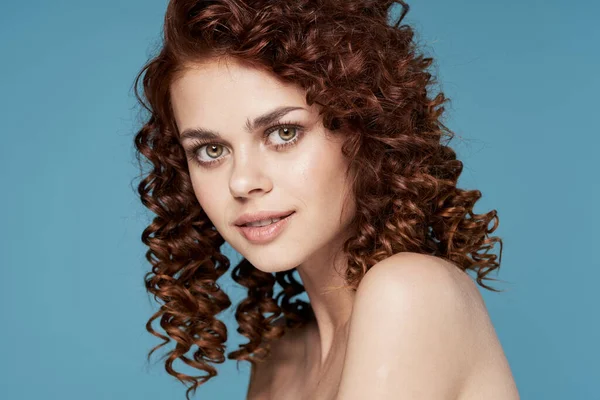 Retrato Jovem Mulher Bonita Com Cabelo Encaracolado Estúdio — Fotografia de Stock