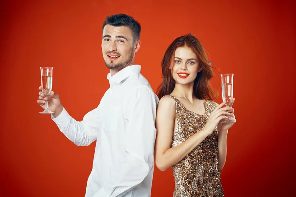 一对年轻漂亮的夫妇用香槟酒庆祝新年的肖像 — 图库照片