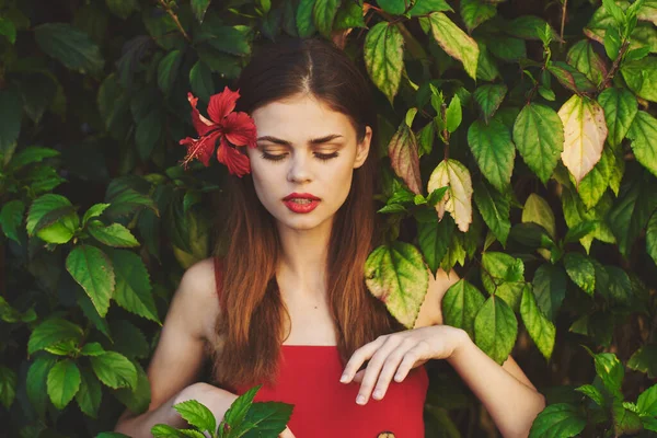 Young Beautiful Woman Posing Flower Her Hair — Stock Photo, Image