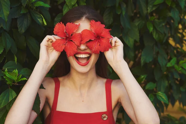 Ung Vacker Kvinna Med Röda Blommor Trädgården — Stockfoto