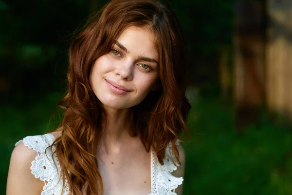 Jonge Mooie Vrouw Poseren Tuin — Stockfoto